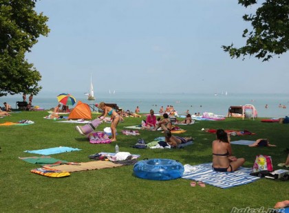 9900 Ft-ba került egy menü ezen a Tihanyi strandon és ez nem minden. Olyan áraik vannak, hogy csak pislogtunk, miközben olvastuk