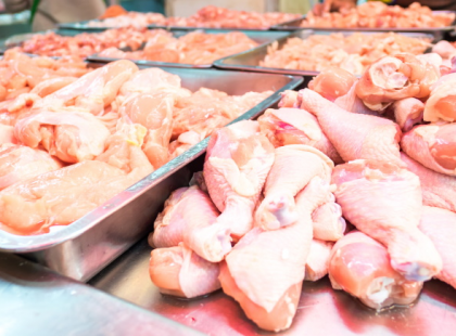 Mindössze fél kiló csirke lábat kért a nyugdíjas néni a hentesnél, erre az úgy megalázta mindenki szeme láttára, amit én még életemben nem láttam.. Elszomorító, de EZT mondta neki: