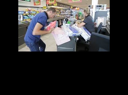 A kasszánál rosszul kaptam vissza. Szóltam a pénztárosnak aki lekezelő volt velem, ezután jött a biztonsági őr és mindenki szeme láttára Ezt tette!