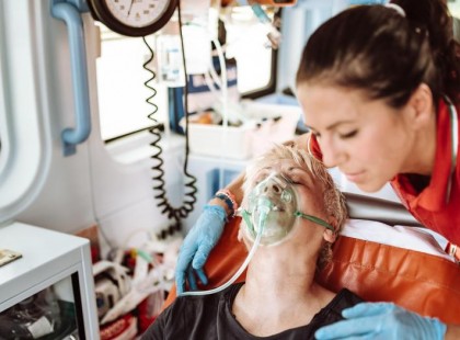 A haldokló 72 éves nénit sietve vitték a kórházba.Az idős néni a kocsiban ezt a 4 szót suttogott folyamatosan. Amikor ezt a 4 szót suttogta, beletapostak a fékbe és ezt...