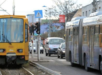 A villamoson utaztunk a 8 éves kisfiammal Balázzsal, amikor hirtelen elkiáltotta magát! Odanéztem és akkor láttam, hogy épp…