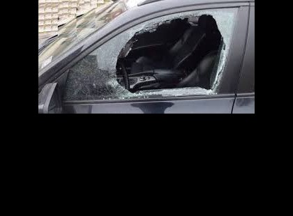 Te aljas tolvaj! Te, aki tegnap reggel betörted az autóm ablakát a Thököly úti Tesconál, de elkövetted EZT a hatalmas hibát! Remélem, eljut hozzád az üzenetem, mert bajban vagy!