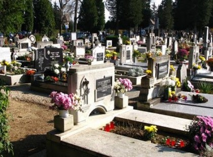 EZ ÁM A MEGLEPETÉS! Ezt a hírességet látni a legtöbbször Zámbó Jimmy sírjánál – nem a felesége az ! LEDÖBBENTÜNK, hogy ki az….