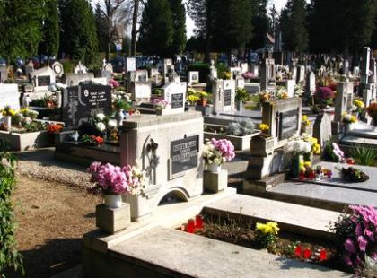 Helyettünk döntöttek!? A jövőben nem rendelkezhetünk meghalt családtagjainkról! Következőket fogja megtiltani az egyház: