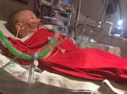 Kómába került egy csecsemő, mert mosószeres tablettát evett .