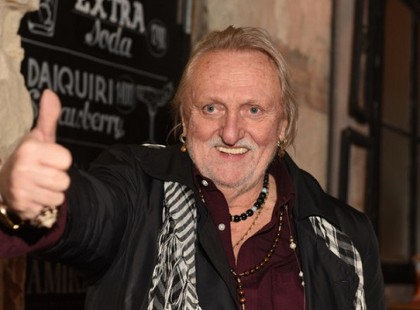 Friss!Most érkezett a hír Benkő Lászlóról!Itt tart a gyógyulásban. Küldjetek a lábadozó zenésznek jókívánságokat.