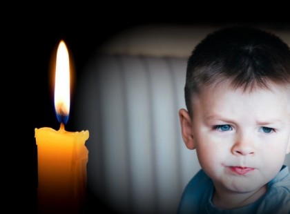 Kínhalált halt a 3 éves picike a forró autóban, miközben a szülei a klímás lakásban aludtak