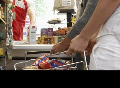 Porig alázta a pénztárost a nagyképű vevő, erre olyat lépett az üzletvezető, hogy aki látta, nem talált szavakat!