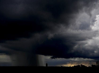 Durva vihar jön! Ítéletidő és özönvíz várható 17 megyében!! ITT készüljetek durva FELHŐSZAKADÁSRA :