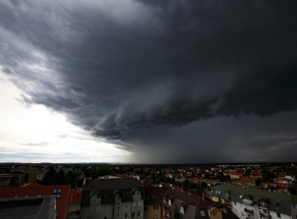 Figyelem!!Brutális erejű vihar csap le ! Ítéletidő és özönvíz várható 17 megyében!! ITT készüljetek durva FELHŐSZAKADÁSRA :