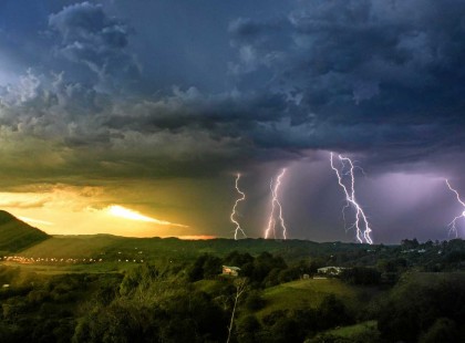 Brutális erejű vihar söpör végig Magyarországon! 90 km/órás KÁROKOZÓ SZÉL, EXTRÉM MENNYISÉGŰ ESŐ, HEVES ZIVATAR ÉS veszélyes villámtevékenység TART FELÉNK! Kiadták a riasztást ezekre a megyékre