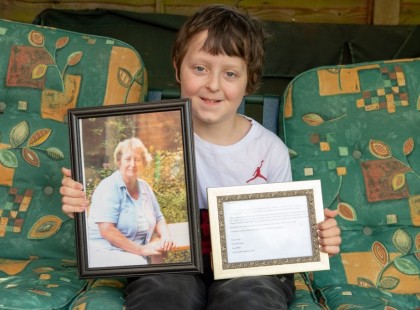 A 9 éves fiú levelet küldött elhunyt nagymamájának a mennyországba. Egy hét múlva...