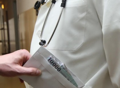 A Hálapénzek is megnőttek a vírus miatt. ENNYIT adnak az orvosnak egy gyomortükrözésért vagy egy szülésért.. Botrányos, hogy milyen összegek landolnak az orvosok zsebében itthon: