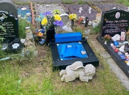 Szétverték annak a kisbabának a sírhelyét, aki mindössze 1 órát élt.. Felháborító Miért tették: - Édesanyja sírva fakadt, amikor meglátta, hogy..