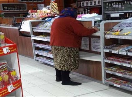 Ez az idős asszony levette a saras cipőjét a benzinkút bejáratánál, úgy ment be, mert nem akarta összekoszolni a tiszta padlót. NÉZZÉK meg milyen reakciót váltott ki EZ az emberekből: - Ön mit tett volna?