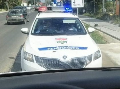 Ma Mályiban félre álltam telefonálni. Pár pillanat múlva megállt velem szemben egy rendőr autó villogóval.Ezt tette velem a rendőr!