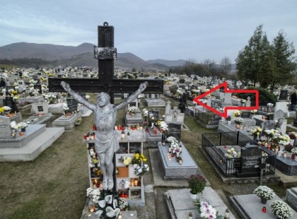 Ma a temetőben járva, erre a látványra lettem figyelmes. Mit csinál ez a Nő ott?! Ti milyen büntetést adnátok neki?