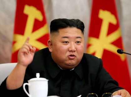 Hírek Kim Dzsongun felszólította a lakosságot, hogy adják le a kutyáikat az éttermeknek!Észak-Koreában rég nem látott éhínség van, a bölcs vezér emiatt júliusban kinyilvánította, hogy kisállatot tartani a „kapitalista világ dekadenciája”, a phenjani rendőrök most pedig vadásszák a kutyasétáltatókat.