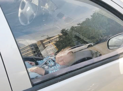 Kínhalált halt a 3 éves picike a forró autóban, miközben a szülei épp EZT csinálták! Hogy merték?!