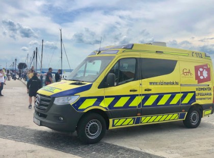 Miközben a mentős életet mentett a Balatonon, valaki kilopta a táskáját a mentőautóból