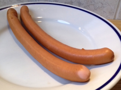 “Anyukák és mindenki!!! Már el telt több, mint 2 óra azóta hogy reggeliztünk a kislányommal,de azóta sem fordul meg bennem az ideg! Kislányom beleharapott a virslibe, majd fuldokolni kezdett. Ez volt benne: