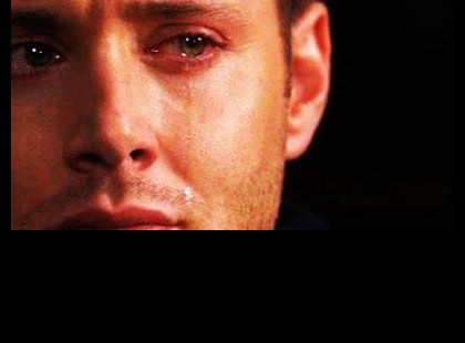 A rendőr megállít egy férfit, aki úgy néz ki, mint a halott fia. Másodpercekkel később meglát valamit a műszerfalon