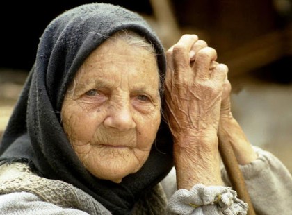 Idős hajlott hátú néni állt az út szélén, amikor egy motoros banda megállt mellette így szólt..