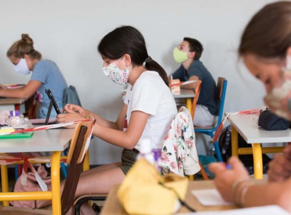 Szülők figyelem!ÚJ SZABÁLYOK!!! NA EZ DURVA! ÍGY INDUL A tanév 2020. szeptember 1-jén : Itt az iskolakezdési protokoll: így rendelkeztek a maszkviselésről, KÖTELEZŐ TÁVOLSÁGTARTÁSRÓL, a kötelező lázmérésről stb >>>>>>