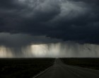 ÓRÁKON BELÜL ránk szakad az ég! 80 km/órás széllel, heves zivatarral, CIKÁZÓ VILLÁMOKKAL CSAP LE A VIHAR! Ezekre a megyékre már kiadták a riasztást >>>