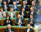 A koronavírus okozta válság ellenére jelentősen emelik a politikusok fizetését !Mutatjuk mennyivel :