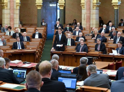 JELENTŐS fizetésemelést kapnak a parlamenti képviselők. Mindegyiküknek Ennyivel emelkedik a fizetése. Sokmindenre fel voltunk készülve, de erre nem! Mutatjuk a pontos számokat: