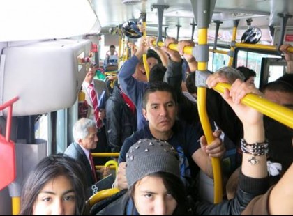 “Atyaég!” Kiabált a busz végében a nő. Minden utas hátrarohant, a LÁTVÁNYTÓL teljesen ledermedtek!!