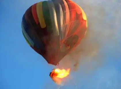 Kigyulladt egy hőlégballon az M7-es közelében, egy ember meghalt