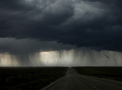 ÓRÁKON BELÜL ránk szakad az ég! 80 km/órás széllel, heves zivatarral, CIKÁZÓ VILLÁMOKKAL CSAP LE A VIHAR! Ezekre a megyékre már kiadták a riasztást >>>