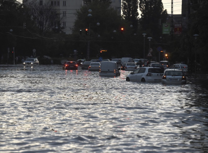 Riasztás: KEGYETLEN ítéletidő jön,80 km/órás KÁROKOZÓ SZÉL, EXTRÉM MENNYISÉGŰ ESŐ, HEVES ZIVATAR ÉS veszélyes villámtevékenység TART FELÉNK! Kiadták a riasztást ezekre a megyékre
