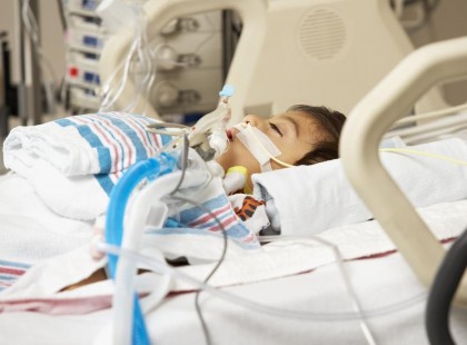 Az orvosok lekapcsolták a gépekről a kislányukat, és búcsúzóul megcsókolták a homlokát. És akkor…