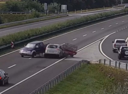 Brutális baleset az M3-ason !Gyerekeket szállító kocsi csapódott egy szabálytalanul kanyarodó furgonba az M3-ason -videó