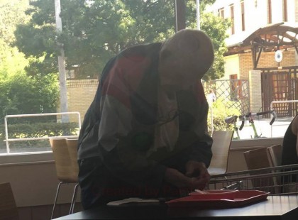 Sírva számolgatta a pénzét a Tesco étteremben ez az idős bácsi.. ekkor odalépett hozzá egy roma férfi, és még ezt is művelte vele