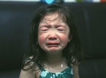 Megdöbbentő és elkeserítő jelenetnek voltam szemtanúja az egyik üzletben.2 éves gyermekével ezt merte csinálni az anyja ! Milyen anya az ilyen ?Kérlek osszátok meg ,hogy mindenkihez eljusson