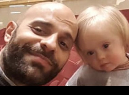 EGYEDÜLÁLLÓ APUKAKÉNT ÖRÖKBE FOGADTAM LUCÁT, A KIS DOWNSZINDRÓMÁS BABÁT.. HISZIK VAGY SEM, DE ELŐTTEM 20 VÁRAKOZÓ SZÜLŐ EMIATT UTASÍTOTTA EL ŐT..