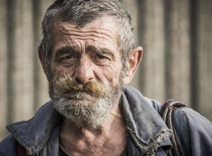 Megsajnált egy hajléktalant és meghívta ebédre. Álmában sem gondolta volna, hogy ezt teszi majd vele