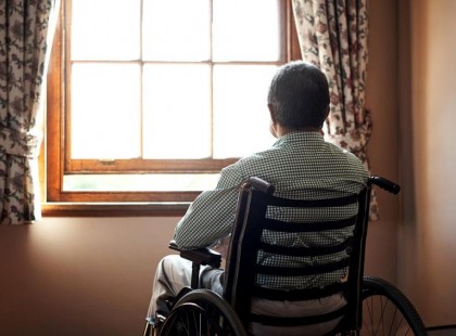 Ezt tette beteg nagyapjával a fiatal lány!!Azt hitte, senki nem látja őket, de bekapcsolva maradt a kamera.