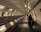 NYILVÁNOSAN, A METRÓN ALÁZTA MEG A SZÍVTELEN NAGYMAMA A KIS UNOKÁJÁT