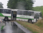 A Gemenci busz kisodródott és eldőlt. Egy 80 éves néni feküdt a földön, és mellé feküdt egy másik nő szolidaritásból, és beszélgetni az ijedt nagymamával!