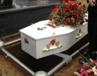 Hófehér koporsóban királynőnek öltözve temették el a kis Mercit, helyszíni fotók