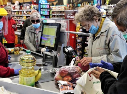 Nyugdíjasoknak üzentek : ÚJ SZABÁLYOK A VÁSÁRLÁSNÁL A koronavírus miatt! MINDEGYIK Aldi, Auchan, dm, Lidl, Media Markt, Metro, Spar, Tesco, Penny üzlet érintett!!