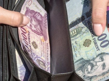 MA JELENTETTÉK BE! – MEGVAN A PONTOS ÖSSZEG >>> FORINTRA PONTOSAN ENNYI PÉNZBELI kompenzációt ad az állam a nyugdíjasoknak >>>