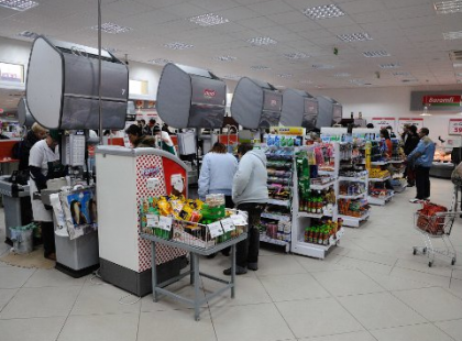 Ma reggel a kasszánál rosszul kaptam vissza. Szóltam a pénztárosnak aki lekezelő volt velem, ezután jött a biztonsági őr és mindenki szeme láttára Ezt tette!