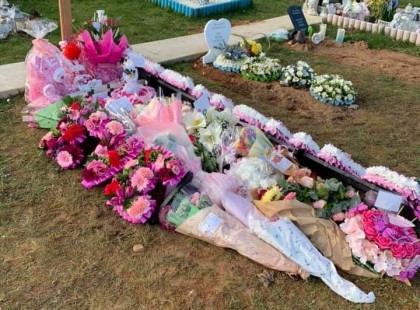 Örök nyugalomra helyezték a 22 hónapos kisbabát akivel a saját édesanyja végzett