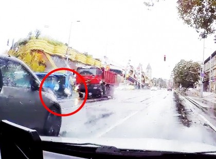 A Lehel piacnál piroson áthajtó teherautó maga alá gyűrt egy robogóst!-videó Osszuk meg hogy meglegyen a bűnös sofőr